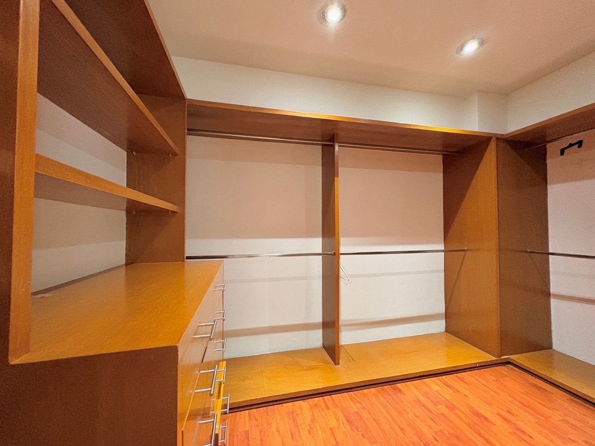 15 de 24: Vestidor de la recámara principal