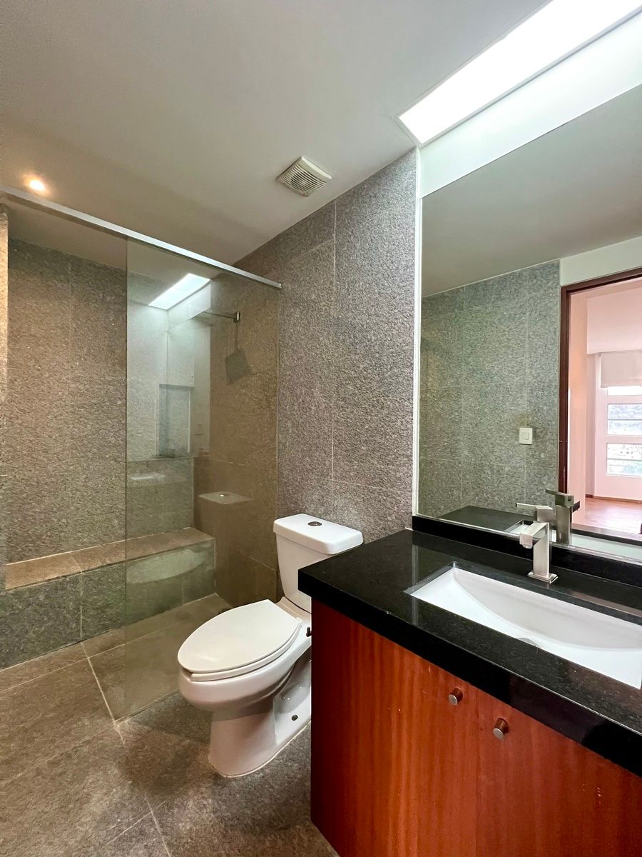 24 of 34: Baño recámara secundaria 2