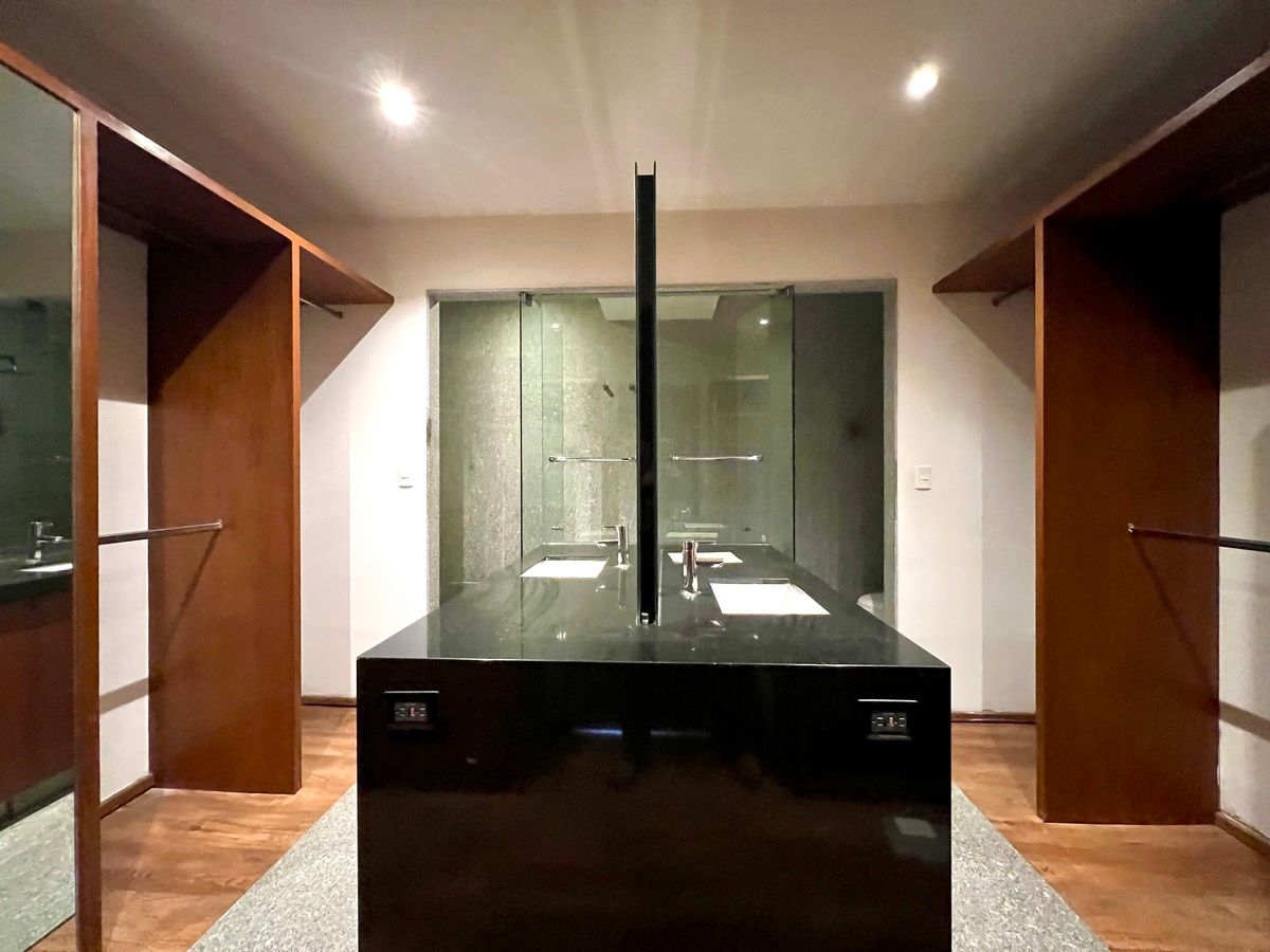 17 de 34: Vestidor y baño principal