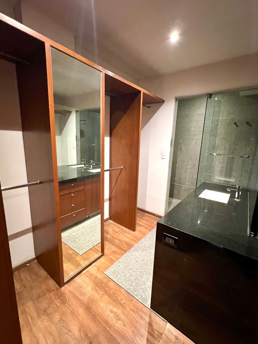 19 of 34: Vestidor principal