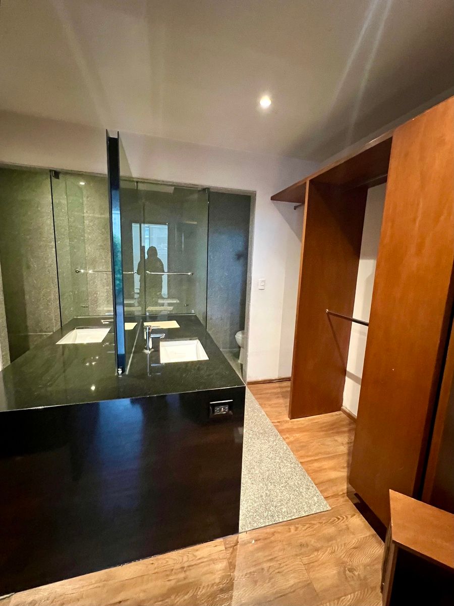 20 of 34: Vestidor principal