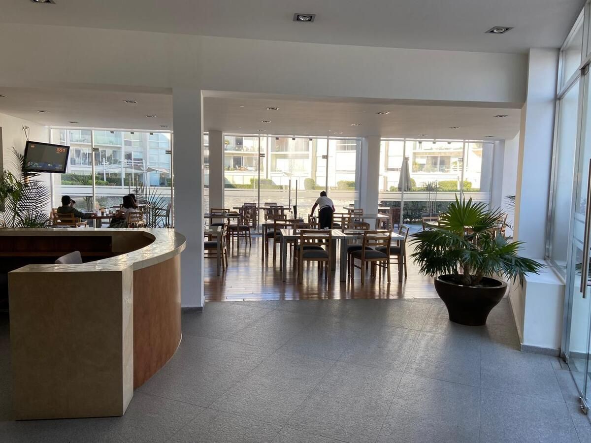 24 de 34: Cafetería