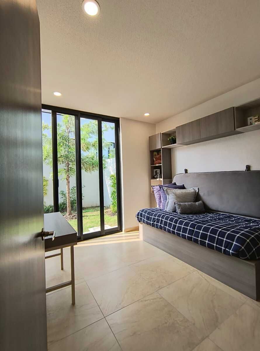 4 of 19: Estudio o recámara en planta baja, salida a jardín