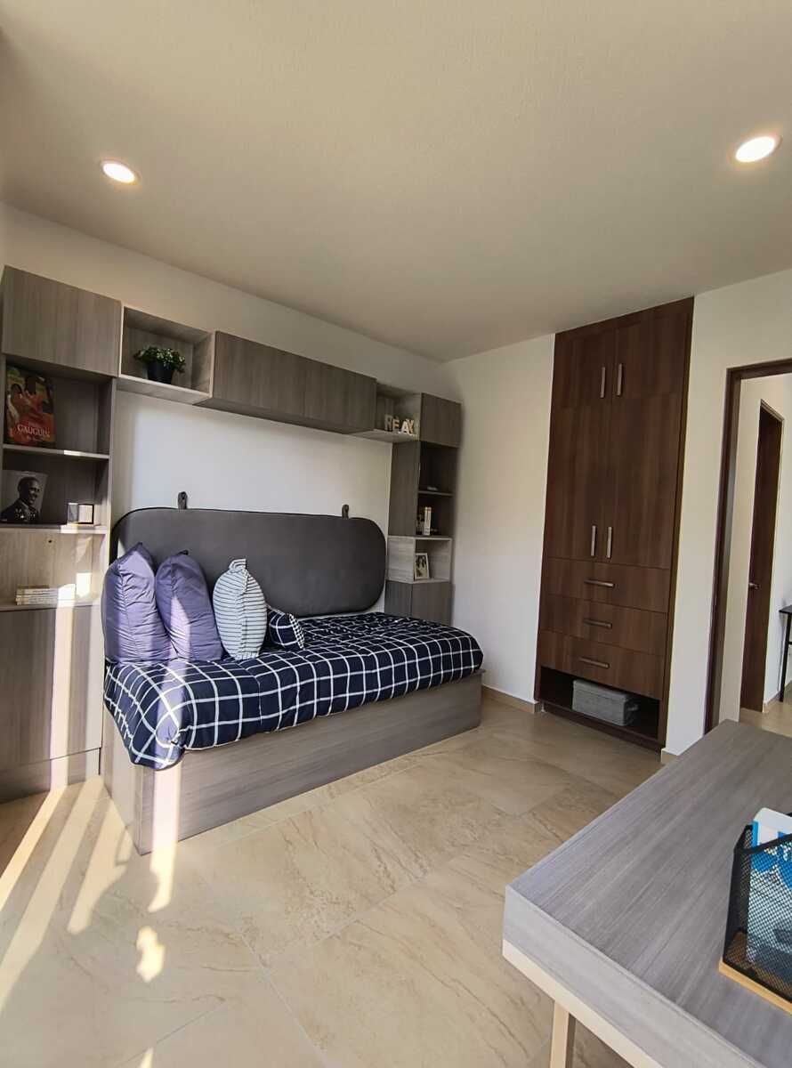 5 of 19: Estudio o recámara en planta baja con clóset