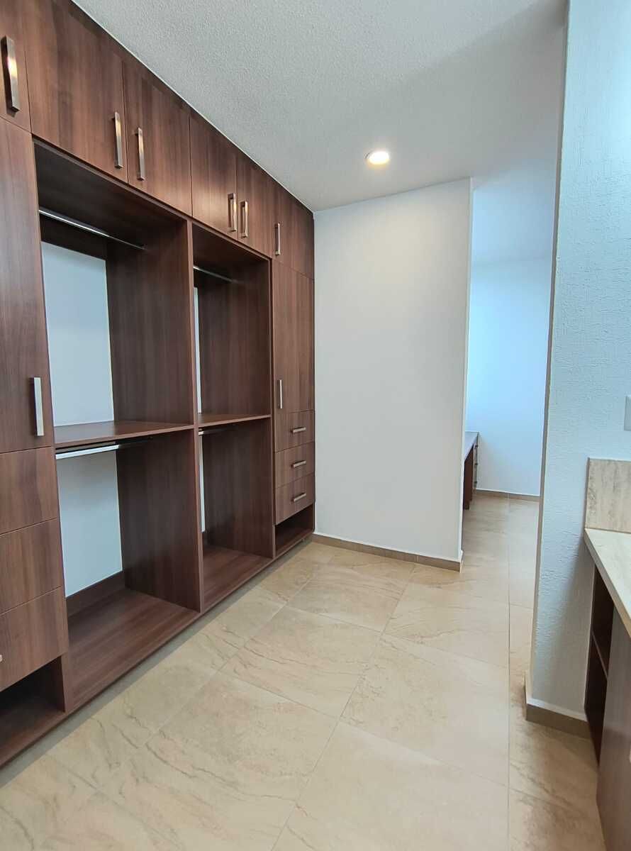 11 of 19: Vestidor de recámara principal