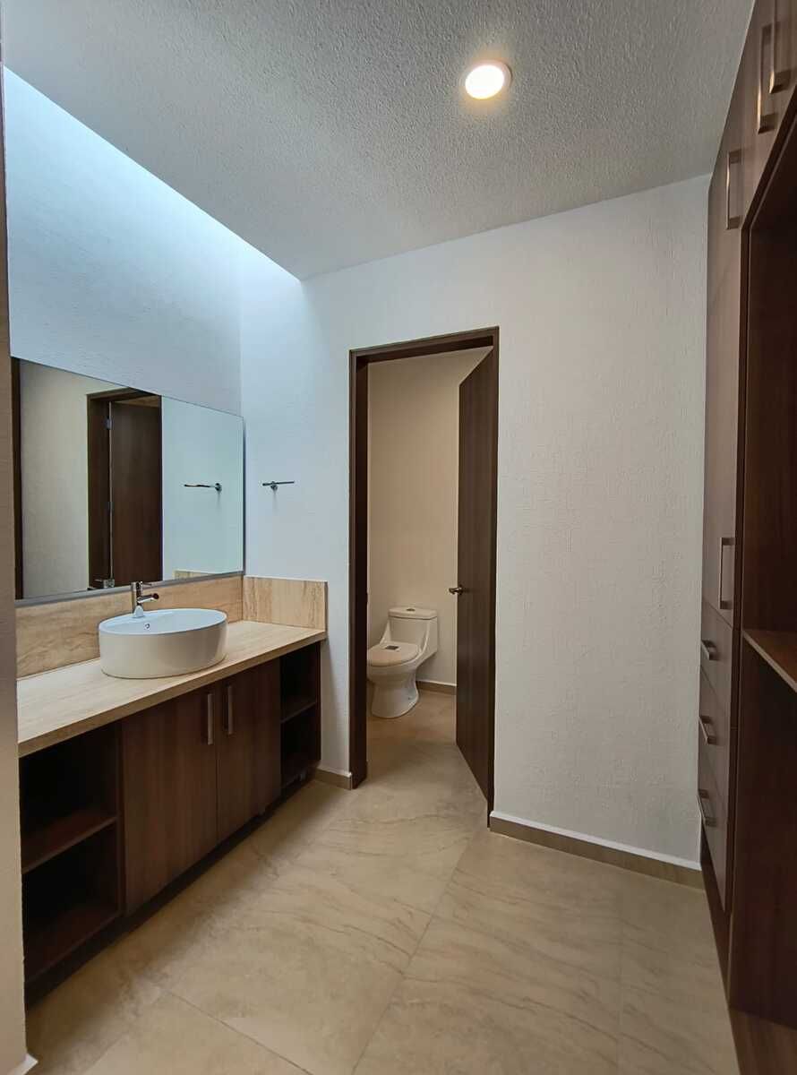 12 of 19: Baño recámara principal