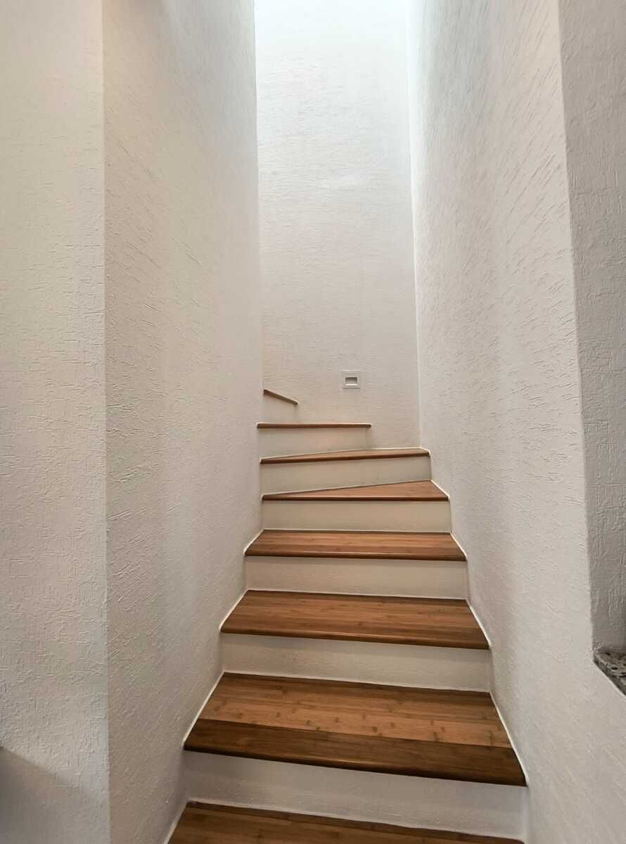 8 of 19: Escaleras con cubierta de bambú