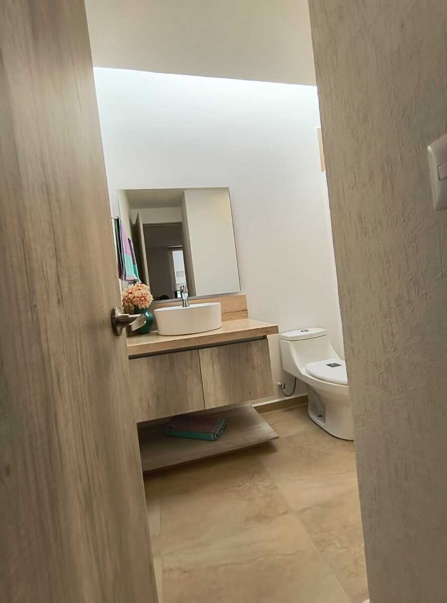 11 of 19: Baño de recámara secundaria