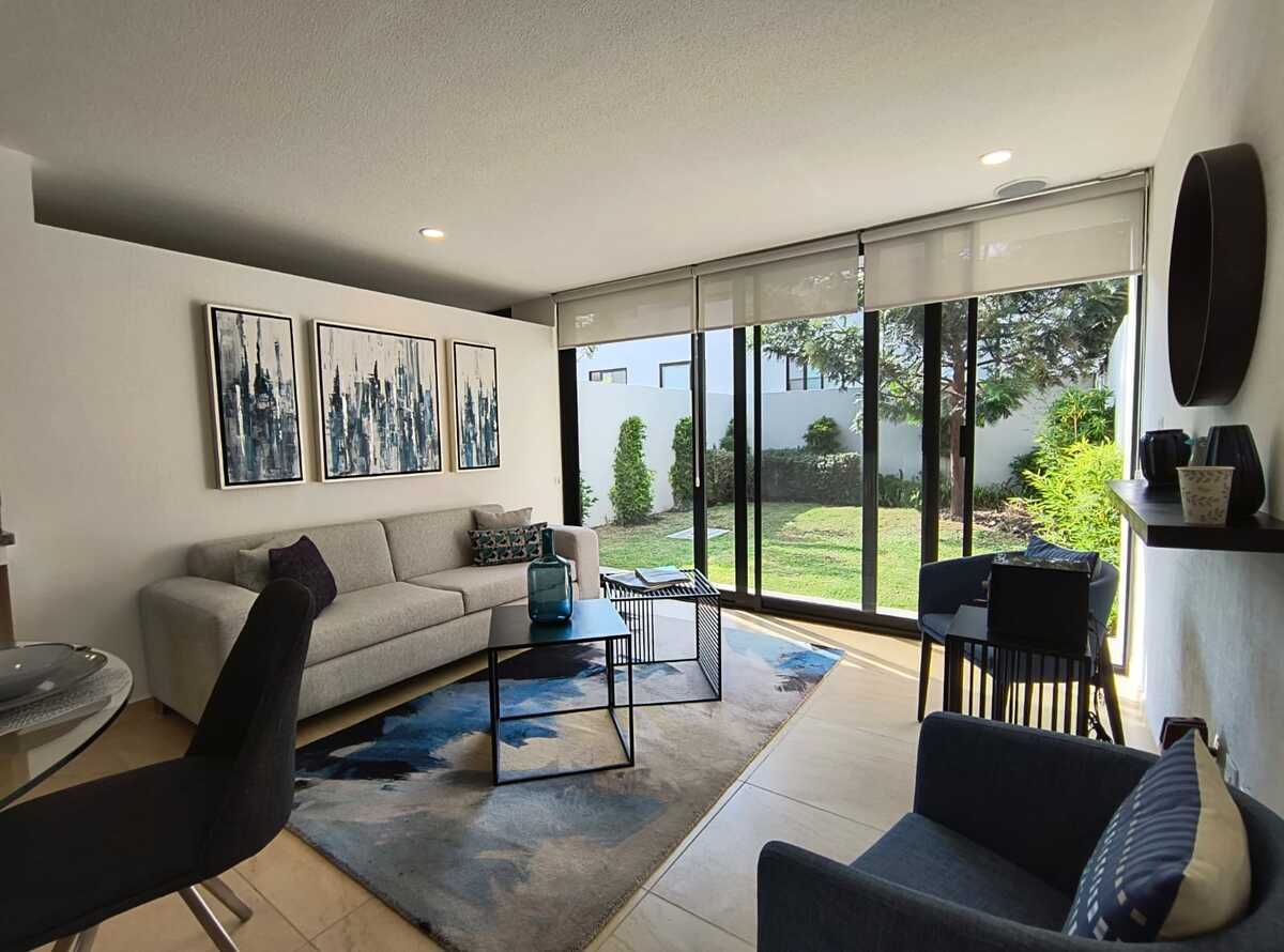 4 of 19: Sala y acceso al jardín