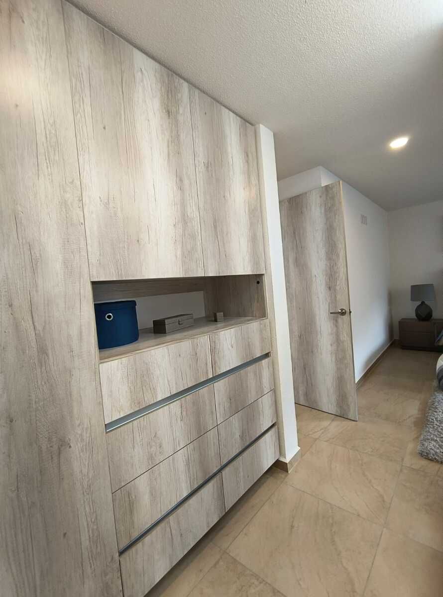 12 of 19: Vestidor de recámara principal