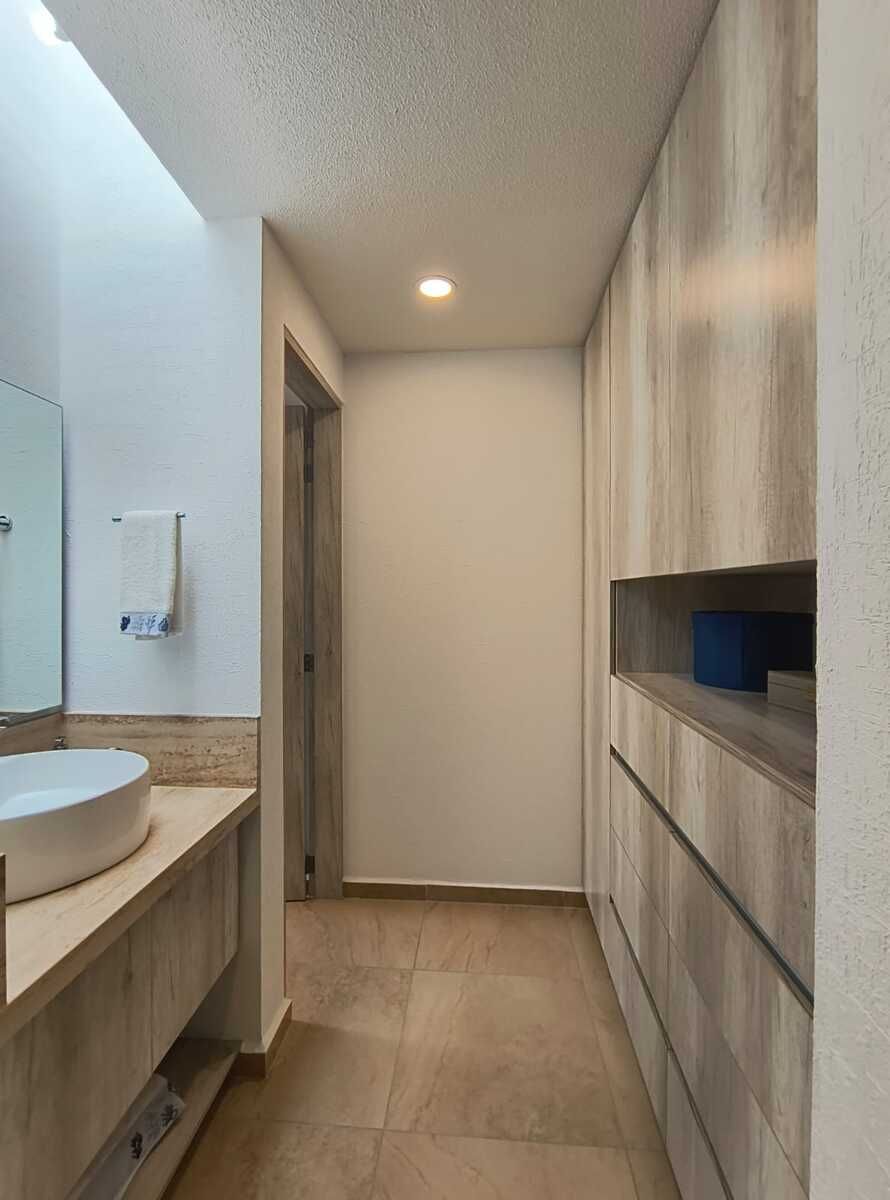 14 of 19: Vestidor recámara principal