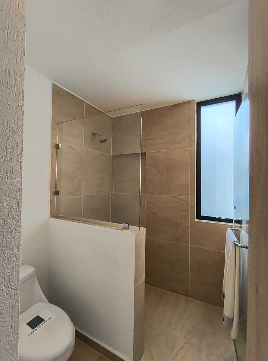 15 of 19: Baño recámara secundaria