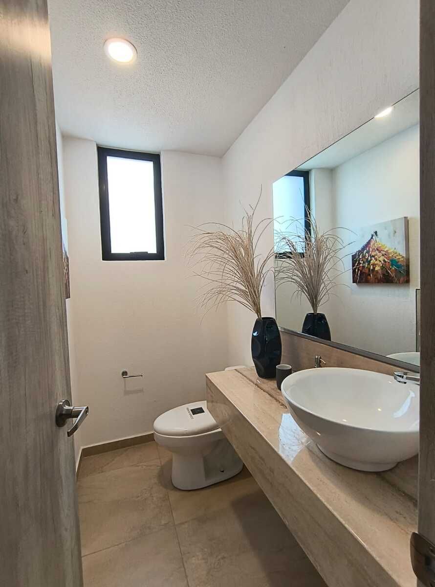 6 of 19: Medio baño