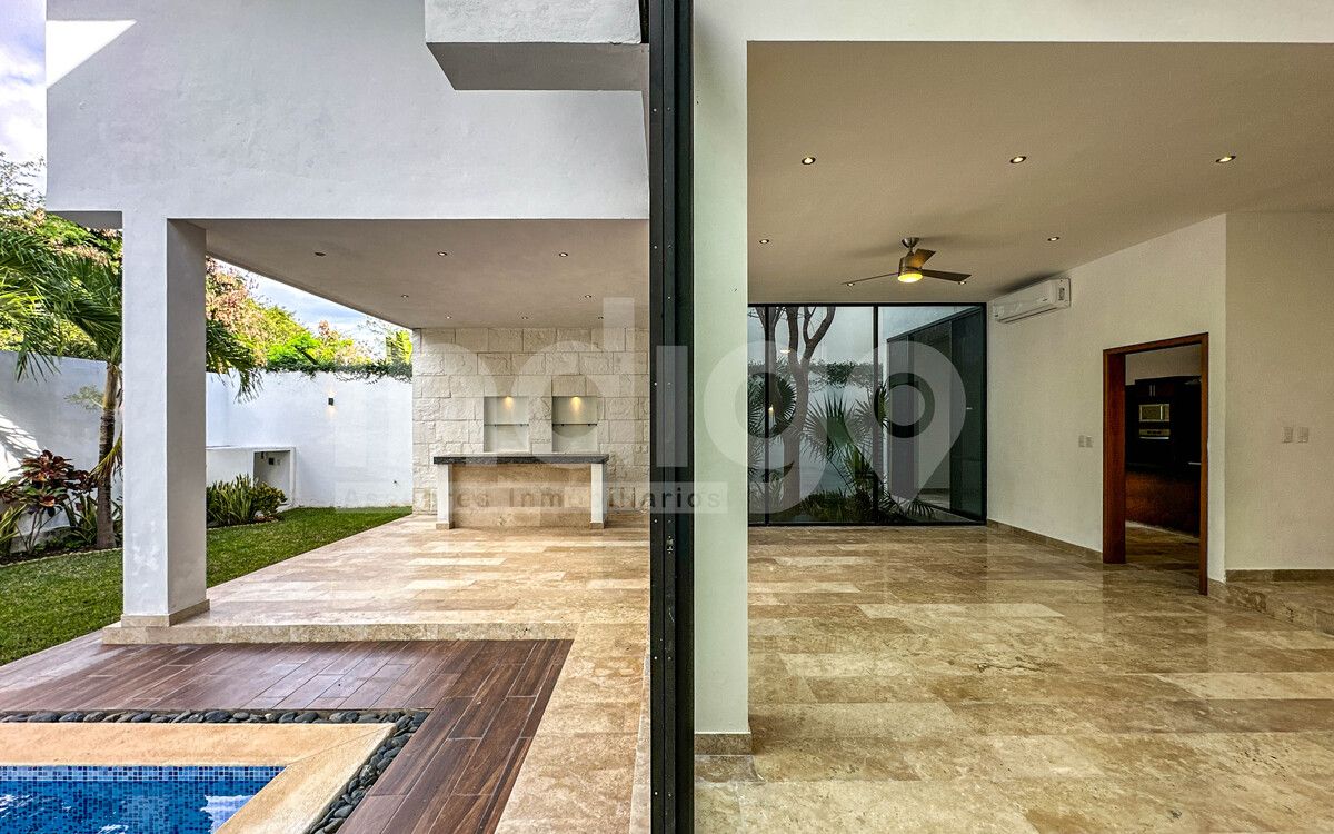 10 de 50: Sala con Salida a la Piscina