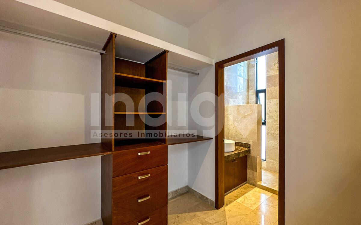 34 de 50: Vestidor Recámara Secundaria 1