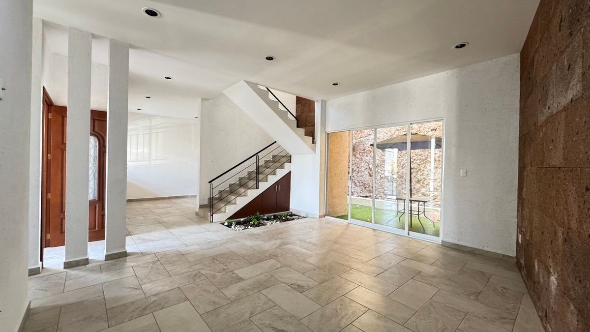 3 de 23: Sala con vista al jardín