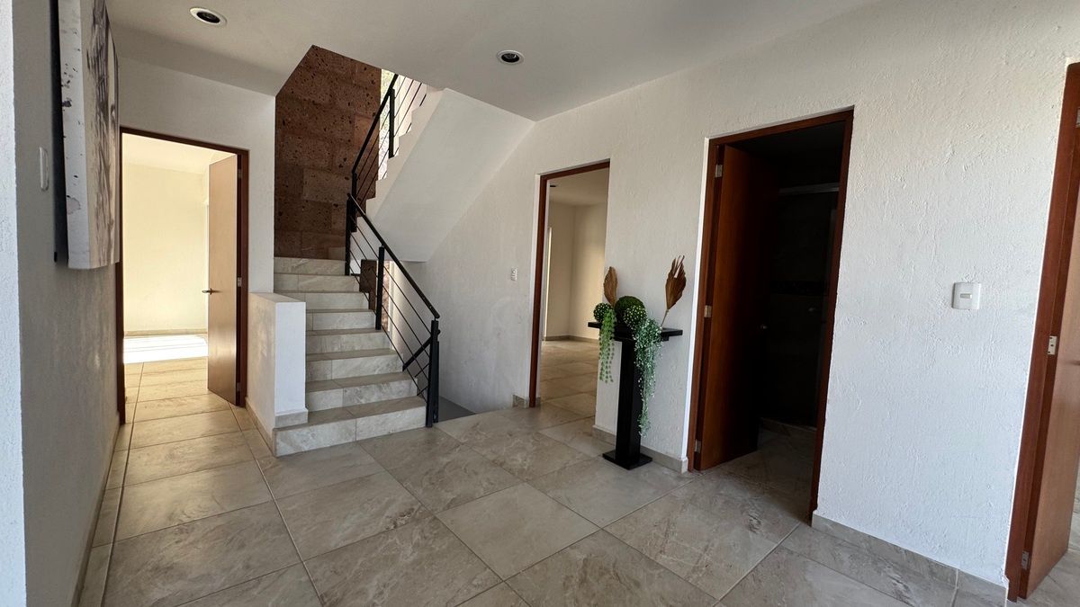 6 de 23: Planta alta acceso a recámaras