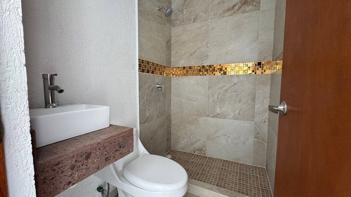 18 de 23: Baño completo tercer piso