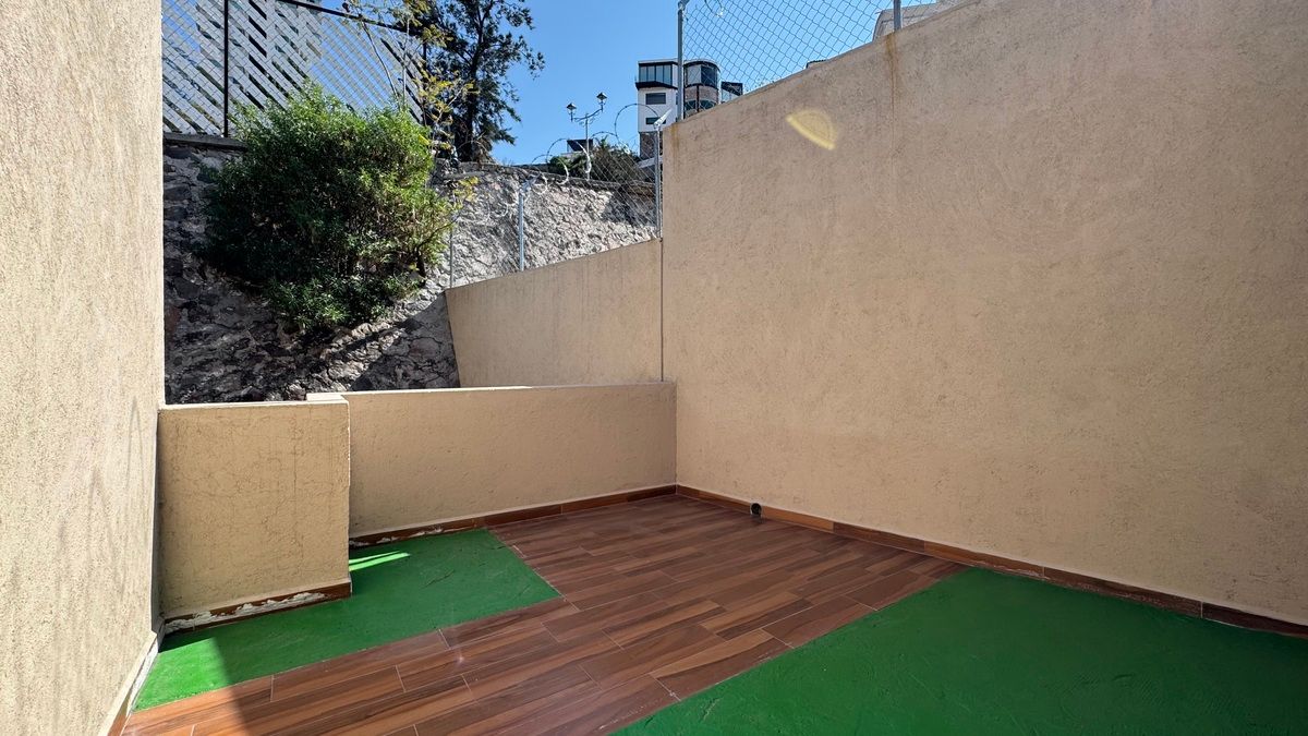 19 de 23: Patio trasero tercer nivel