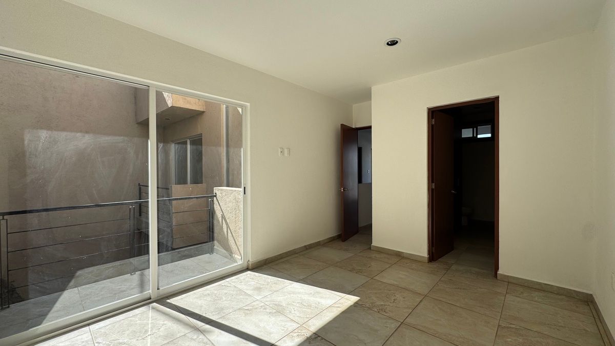 11 de 23: Recámara principal con balcón, vestidor y baño