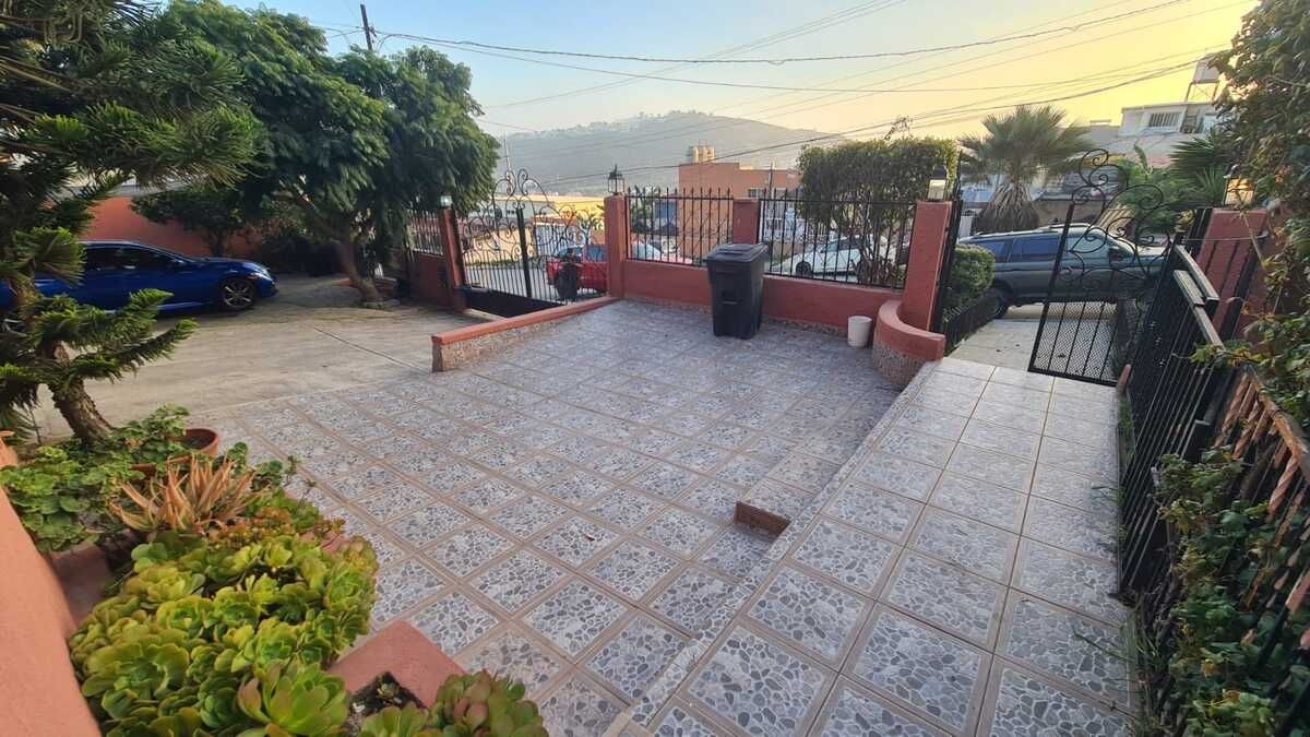 7 de 34: Patio frontal