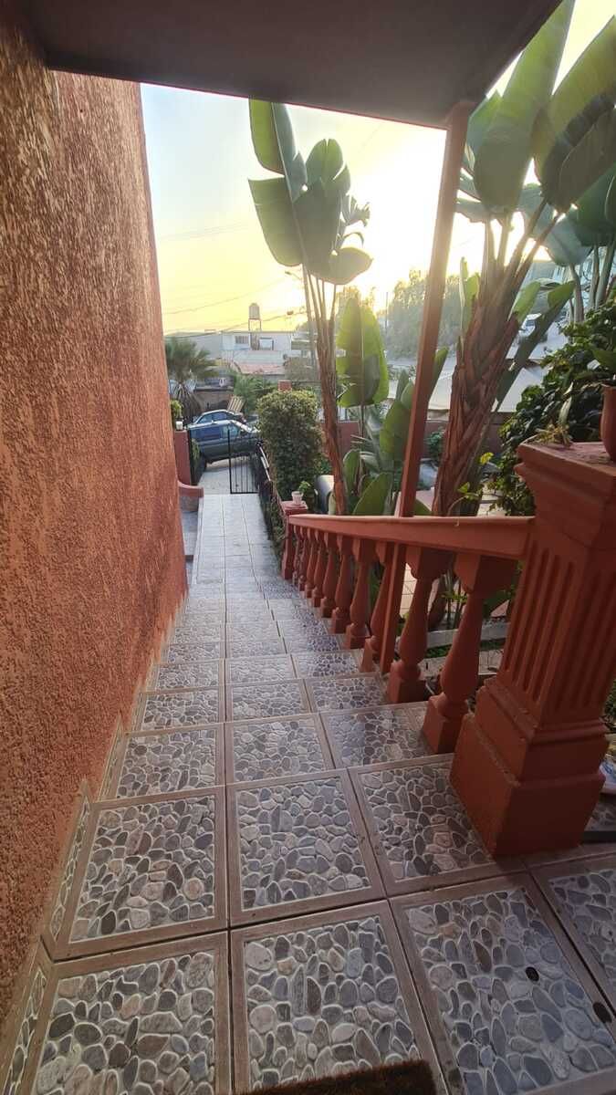 8 de 34: Escalera a puerta principal