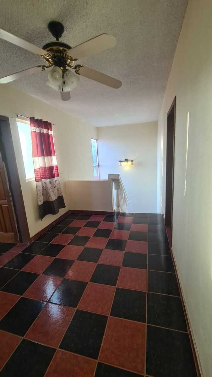 26 de 34: Pasillo en segundo piso