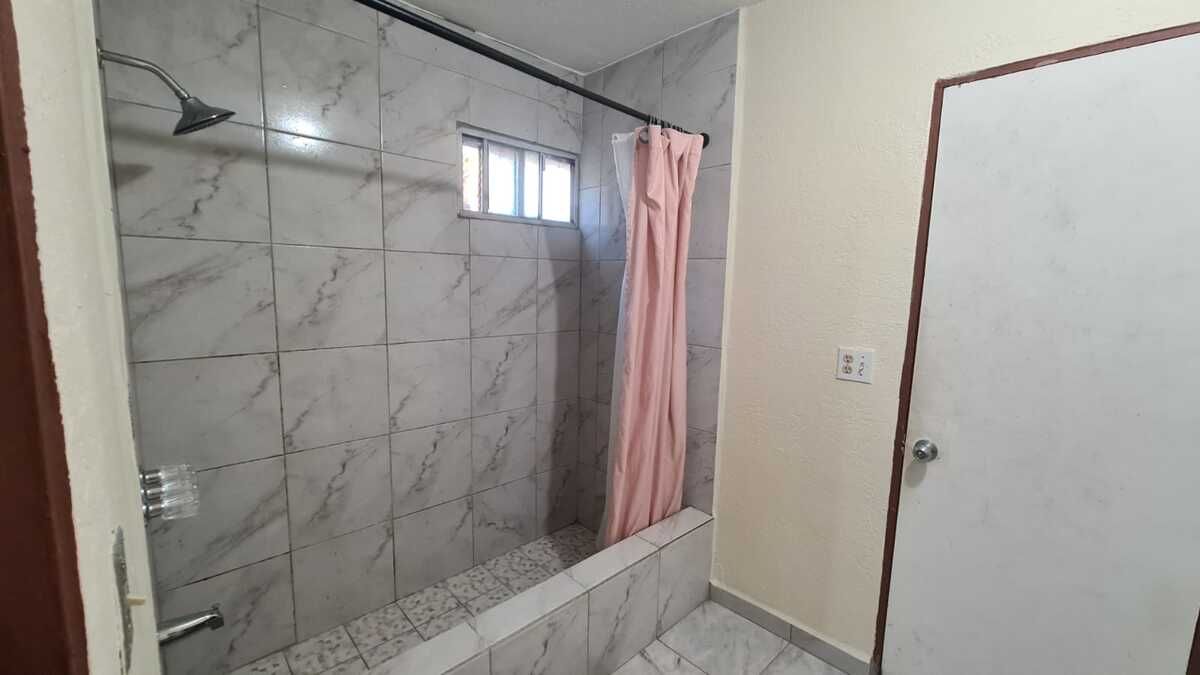 29 de 34: Baño compartido de recámaras secundarias en segundo piso