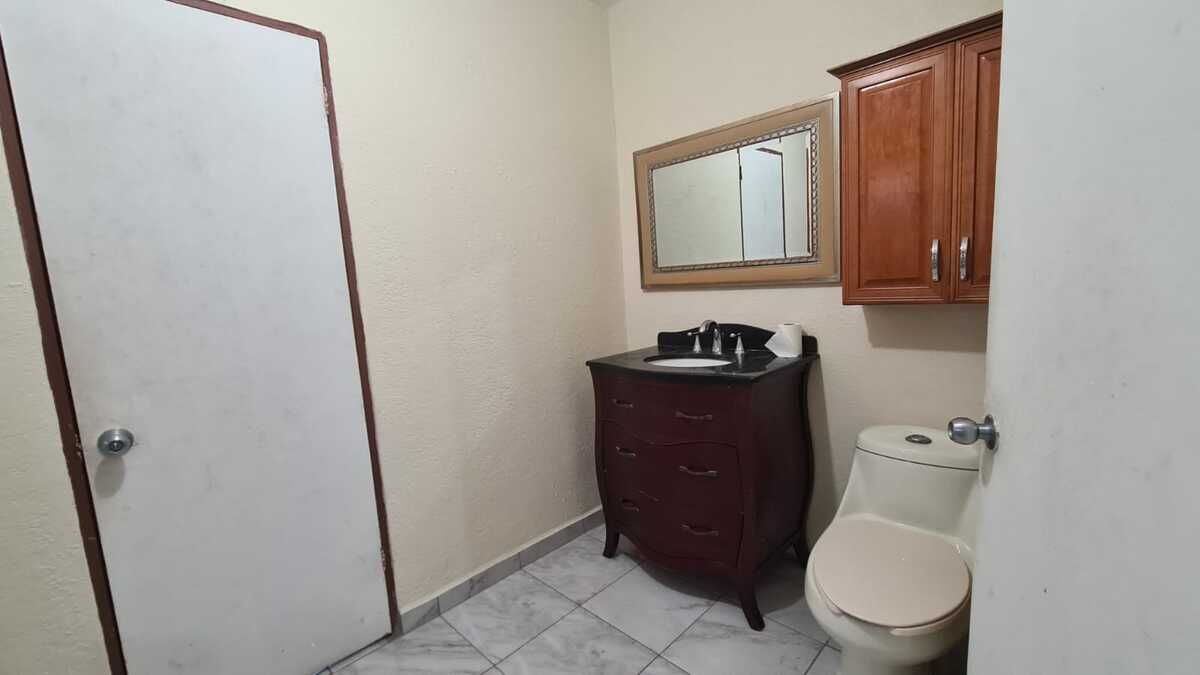 30 de 34: Baño compartido de recámaras secundarias en segundo piso