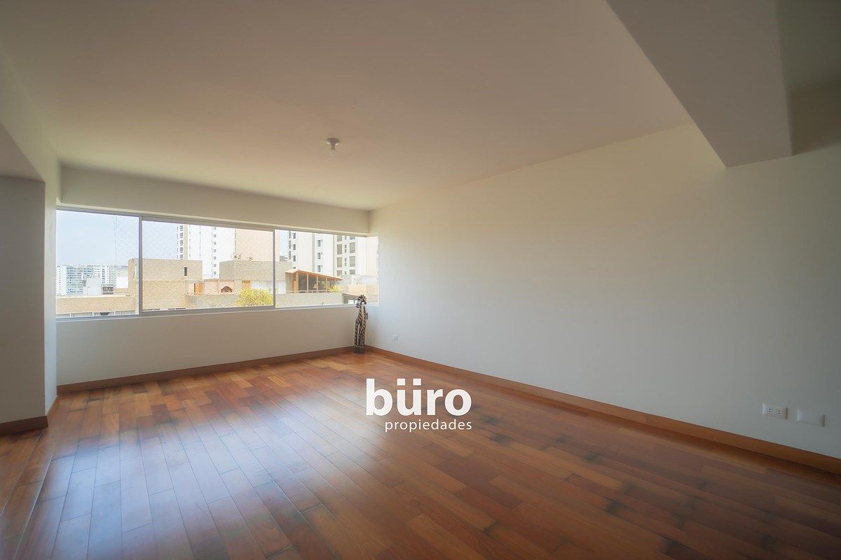 3 de 18: Sala muy Iluminada