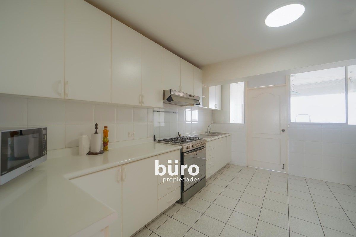 6 de 18: Cocina con Iluminación Natural