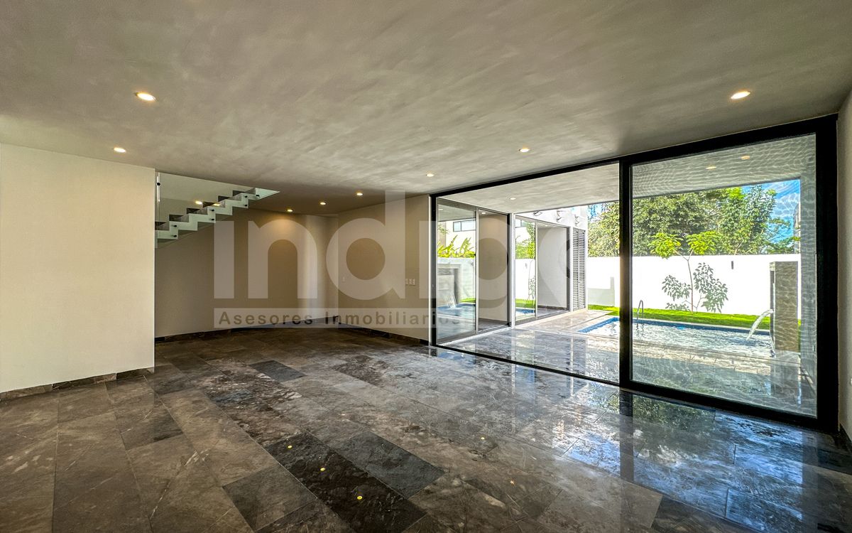 5 de 50: Sala / Comedor con Vista al Jardín Trasero