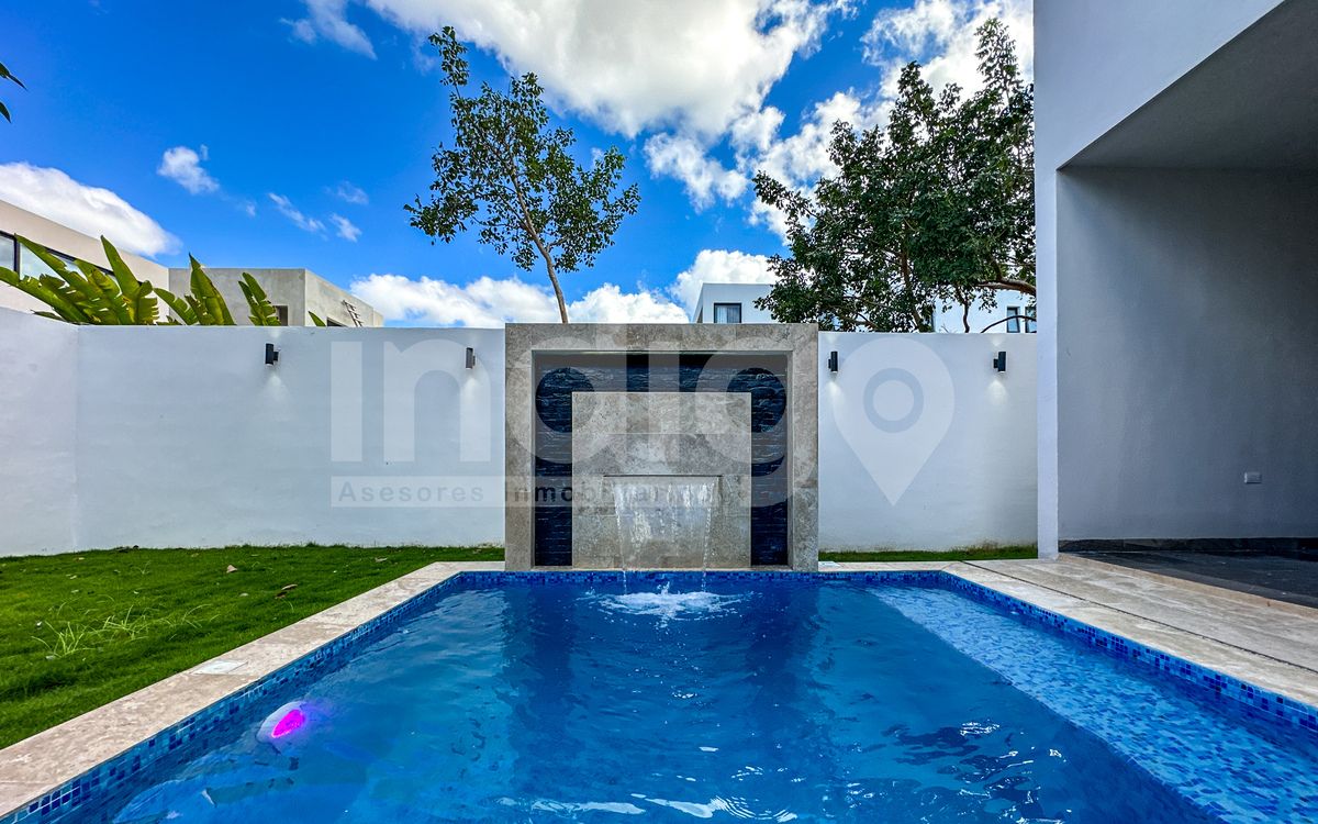 38 de 50: Piscina con Cascada