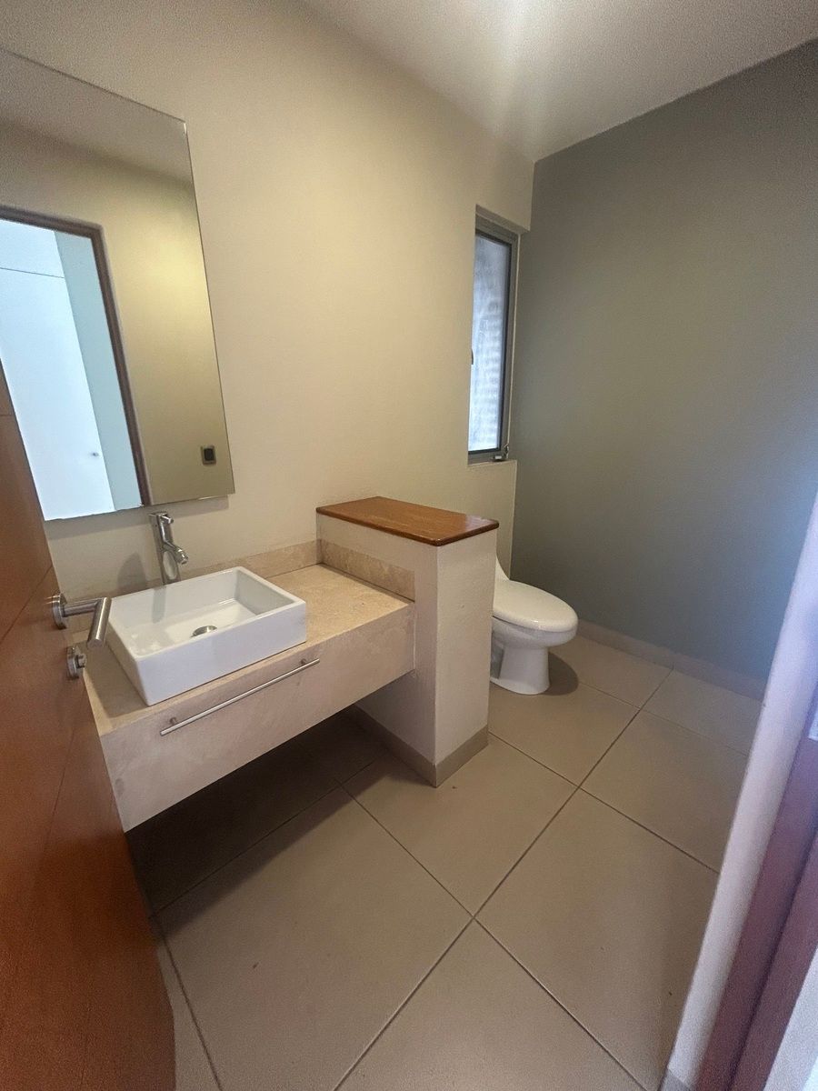 11 of 26: 1/2 baño de visitas