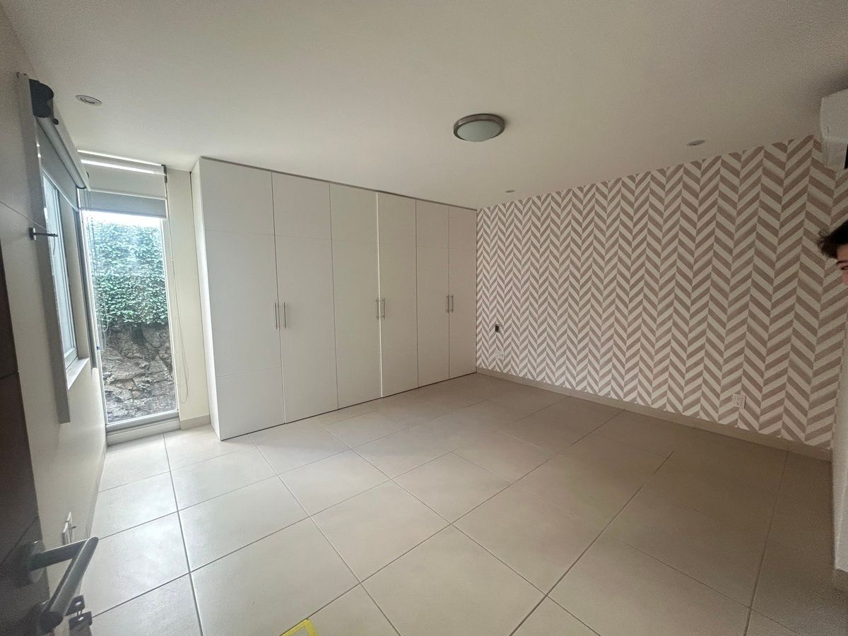 19 of 26: Habitación secundaria muy grande