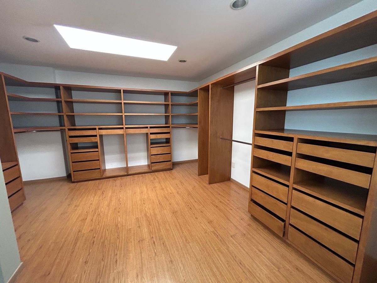 22 of 26: Vestidor principal muy grande