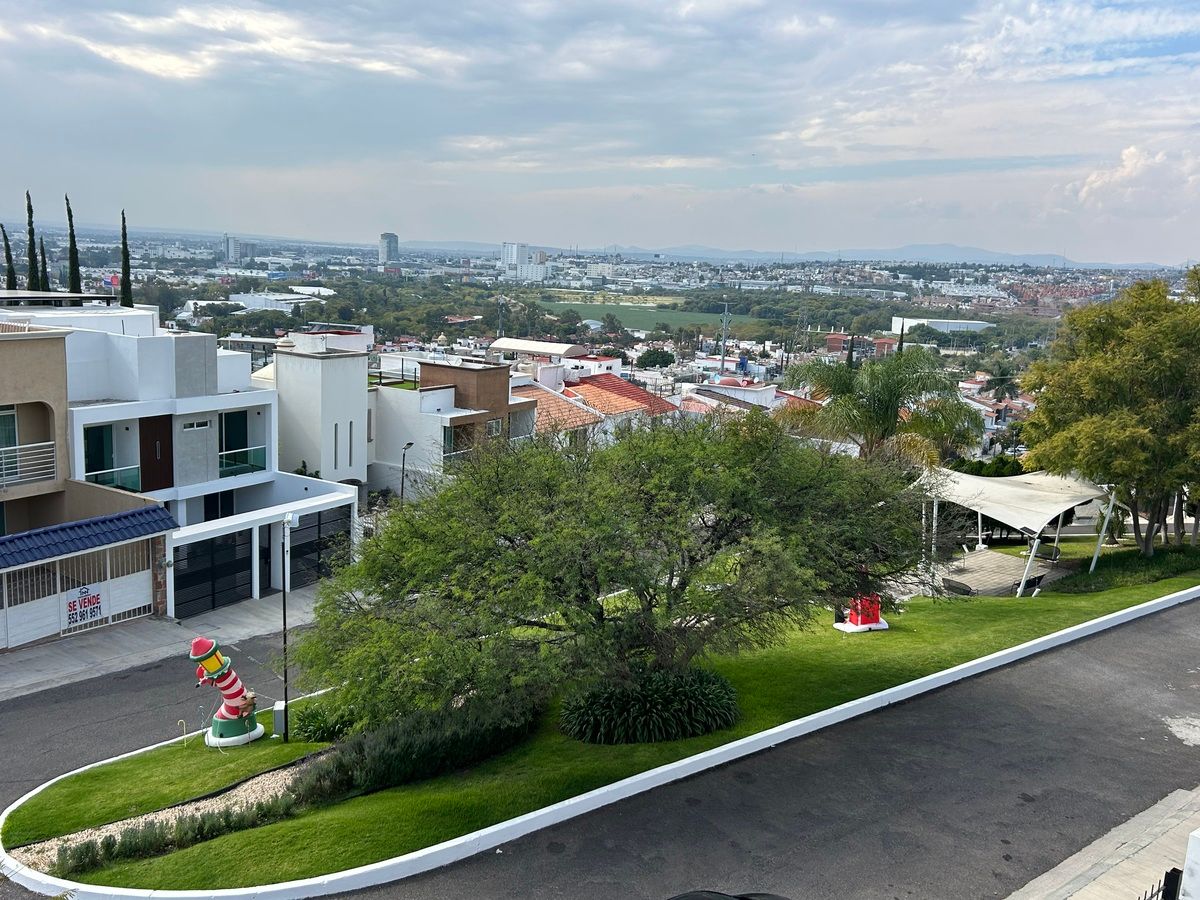 25 of 26: Parque frente la casa