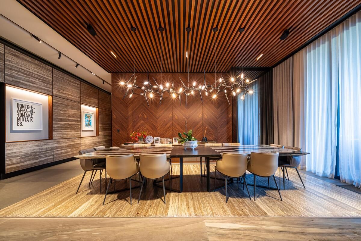 6 of 31: Comedor independiente, con acabados en mármol y madera.