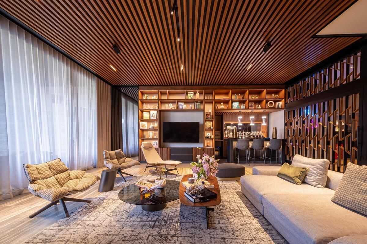 10 of 31: Sala con espacio de bar cantina con todo el buen gusto,