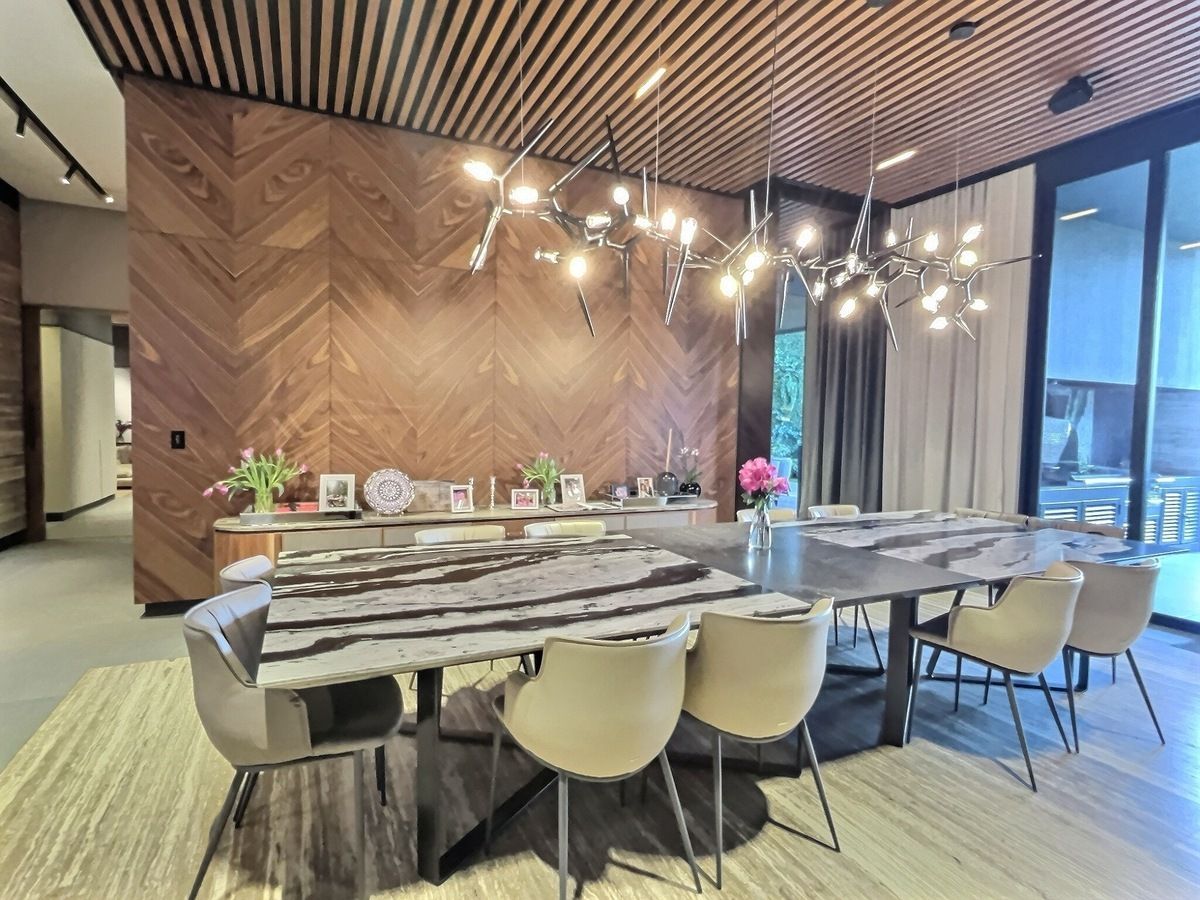 18 of 31: Comedor de doble altura con acceso a la terraza.