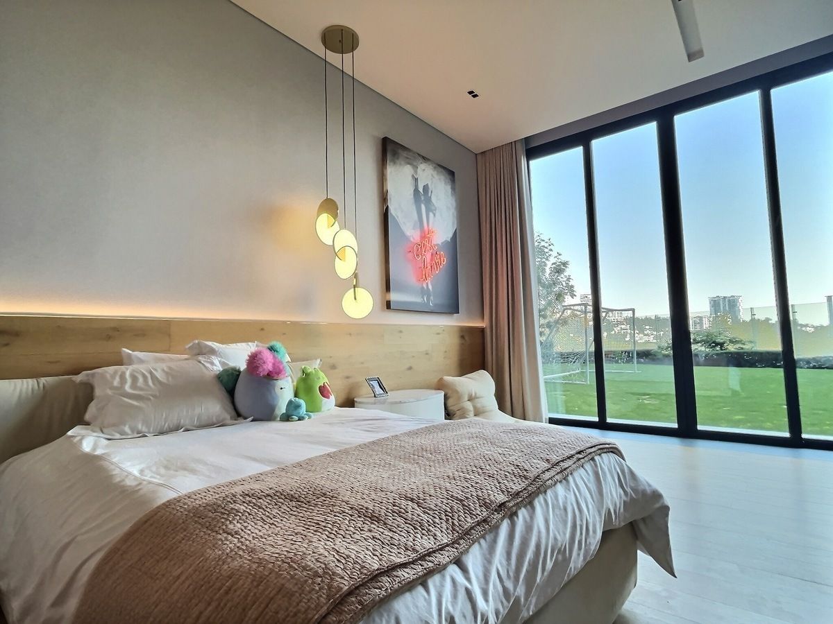 25 of 31: Recámara secundaria con vista al jardín.