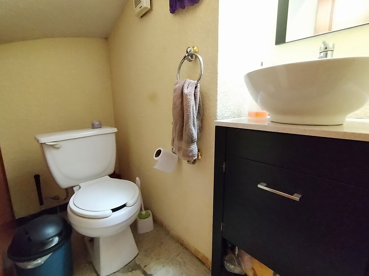 6 de 12: MEDIO BAÑO PLANTA BAJA