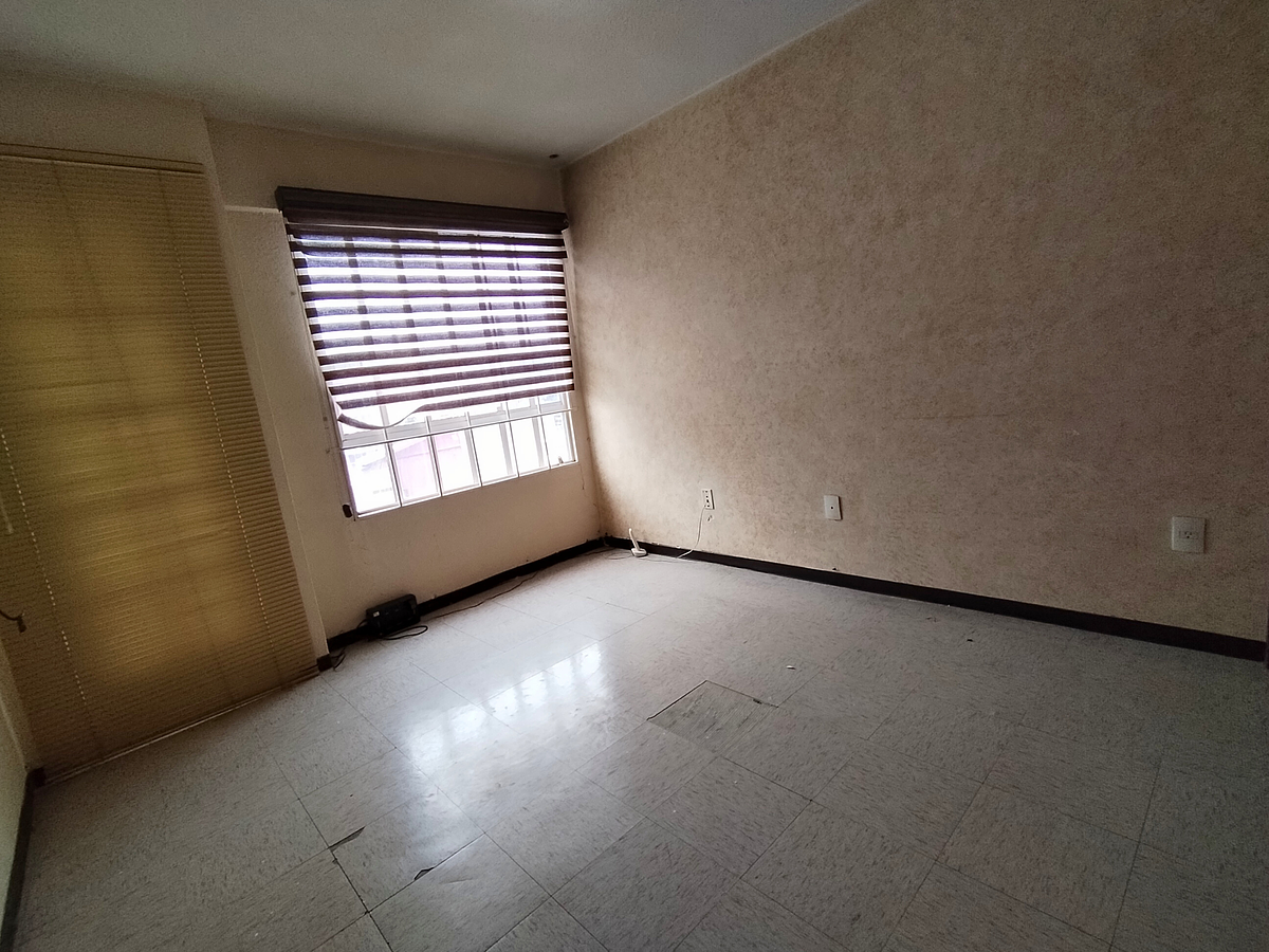 8 de 12: RECÁMARA PRINCIPAL CON CLOSET