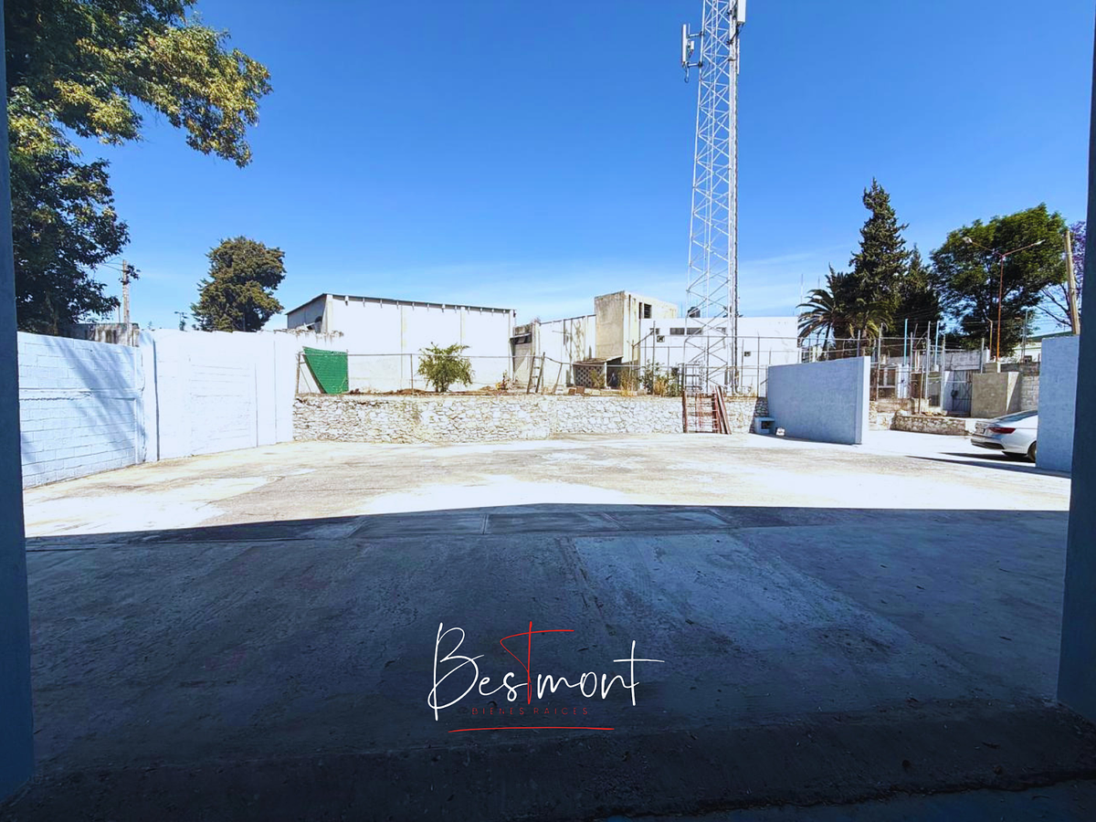 6 de 8: Estacionamiento interno para bodega