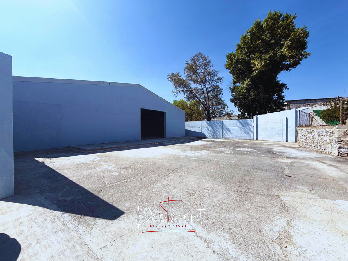 5 de 8: Estacionamiento interno para bodega