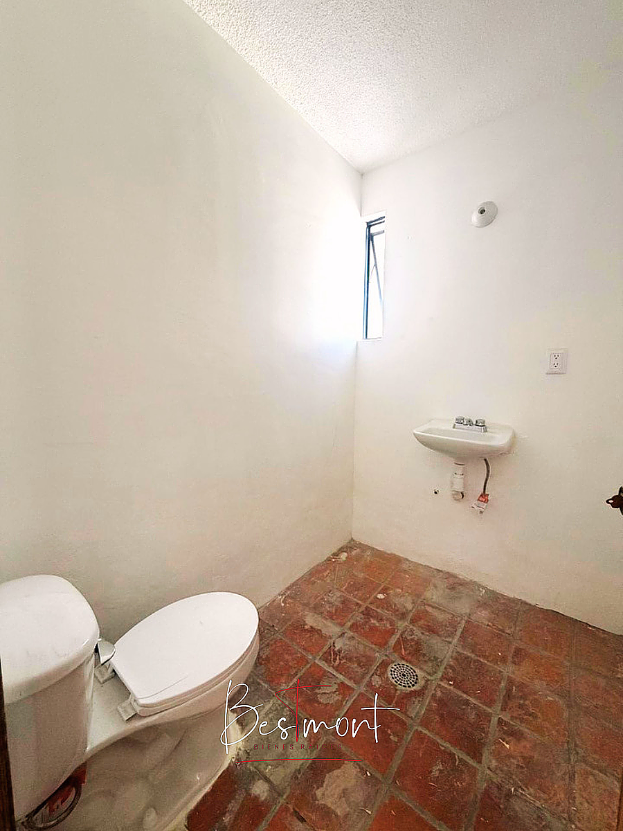 4 de 8: Baño en oficina