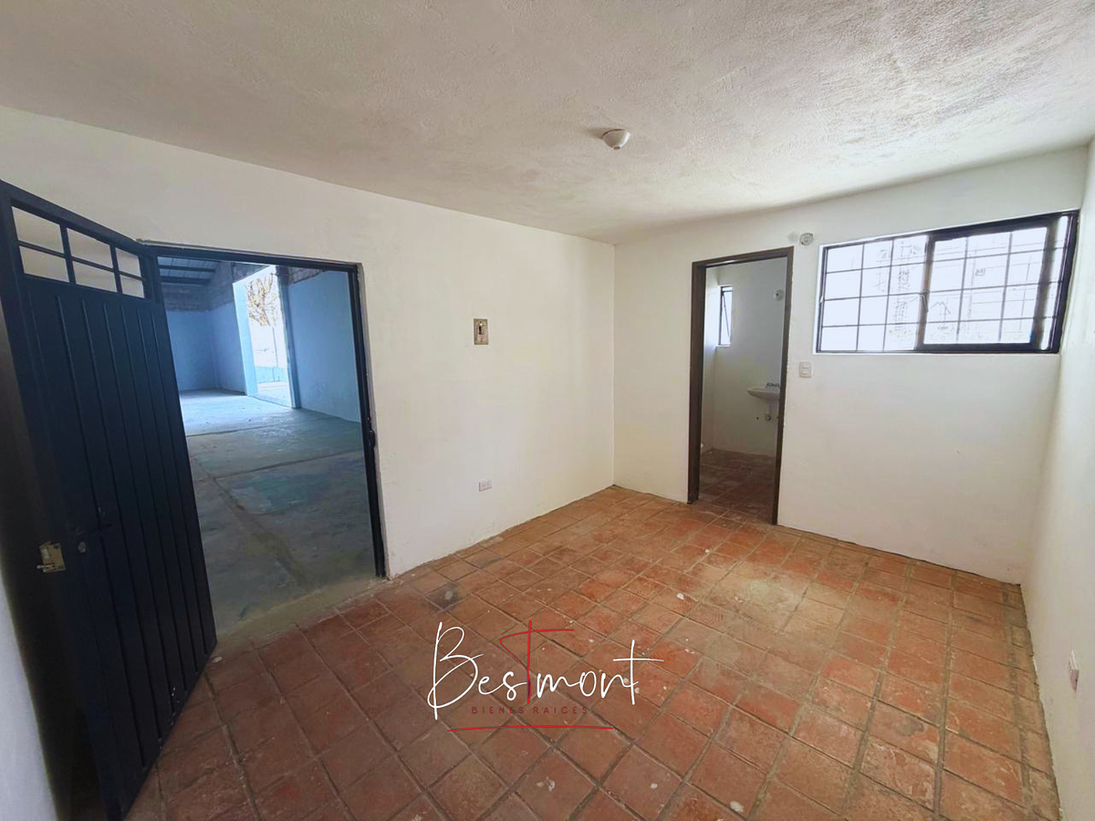 3 de 8: Oficina interior bodega