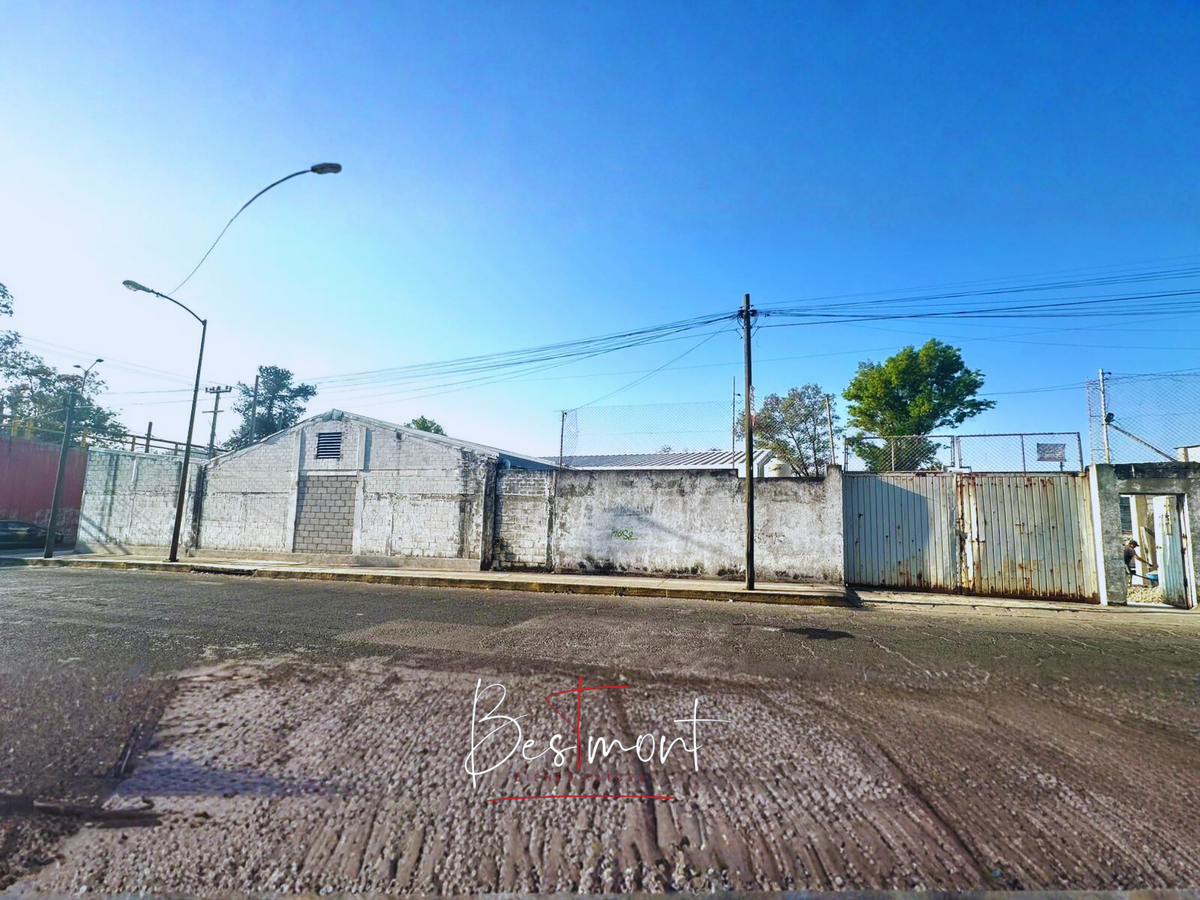 7 de 8: Fachada acceso a bodega