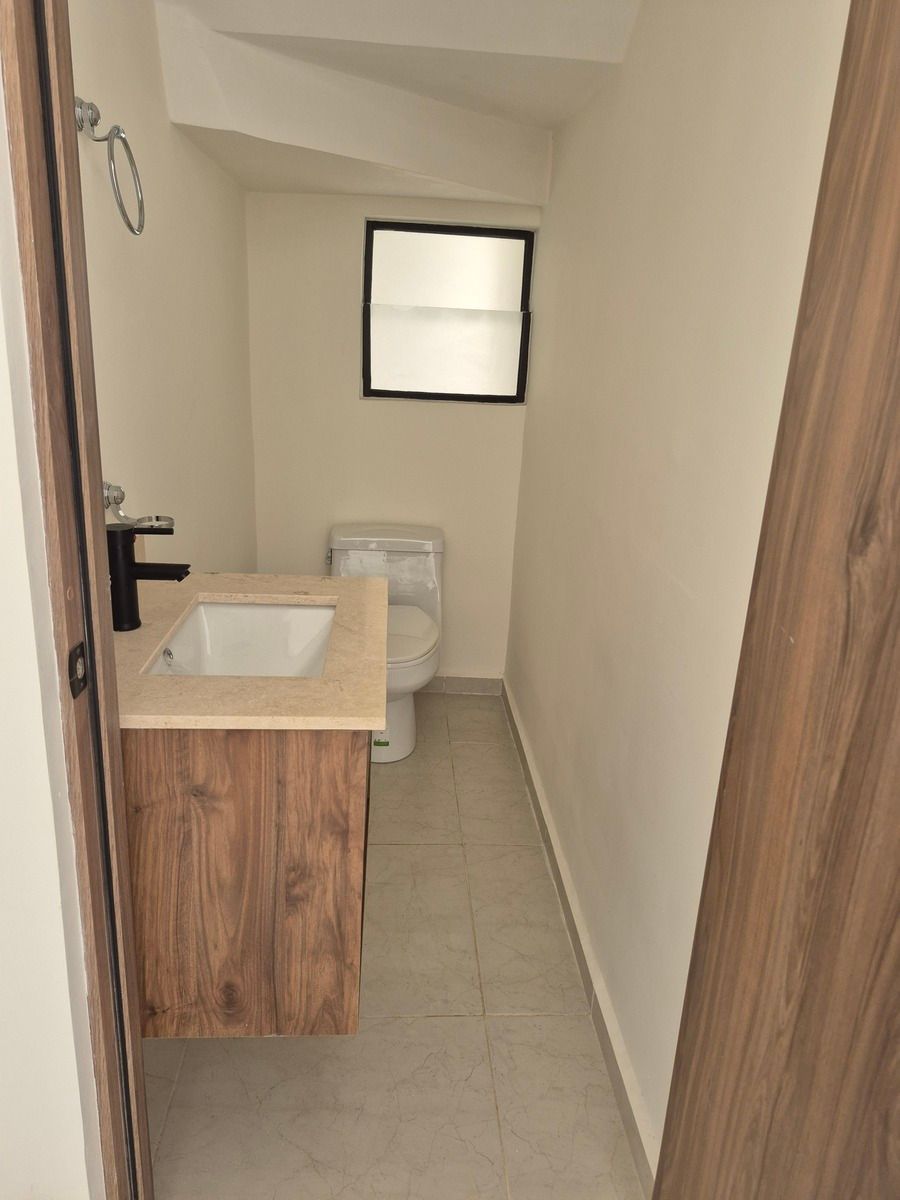 16 de 21: Baño incluye muebles