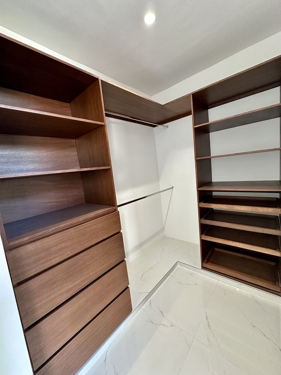 11 de 12: Closet con carpintería